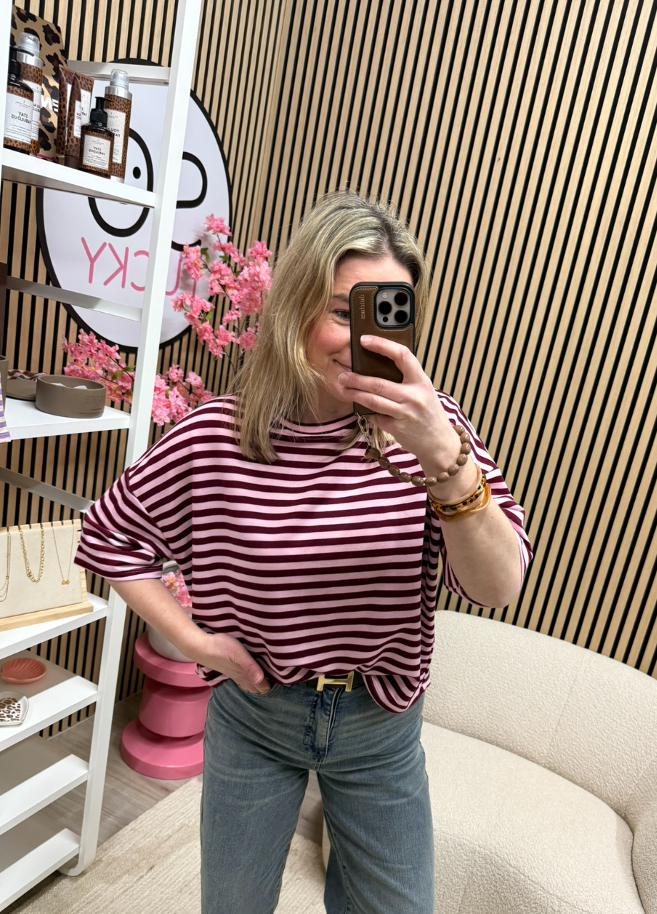 Gestreepte top Sanne – bordeaux_roze (6) Model draagt gestreepte top bordeaux roze op een jeans – So Lucky
