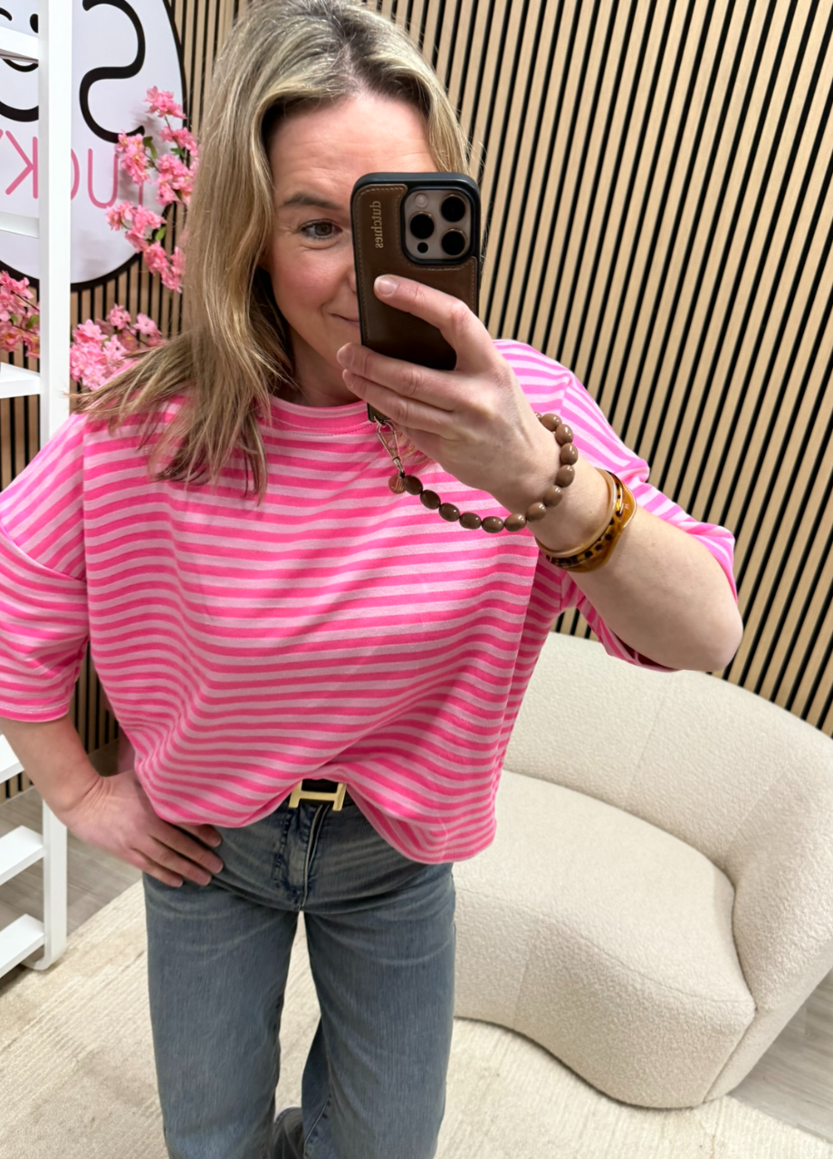 Model draagt gestreepte top felroze roze boxy model – So Lucky