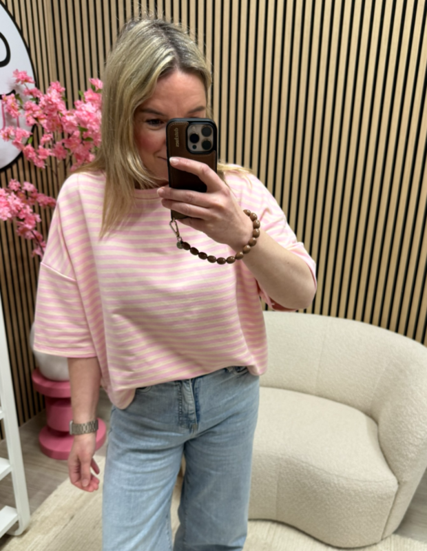 model draagt gestreepte top Sanne roze ecru casual op een jeans – So Lucky