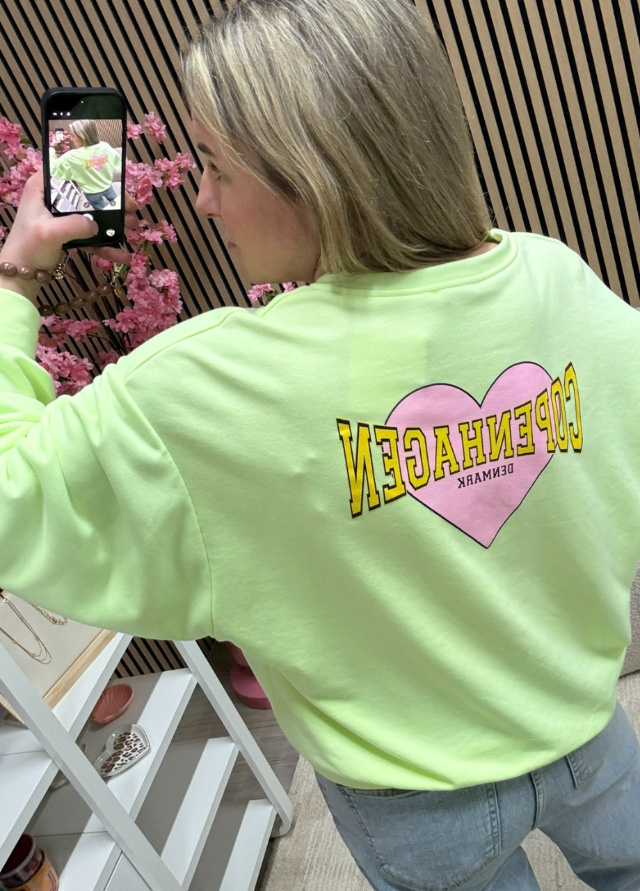 Neon groen trui Copenhagen – oversized _ So Lucky (4) felgroene trui copenhagen hart print achterkant – So Lucky