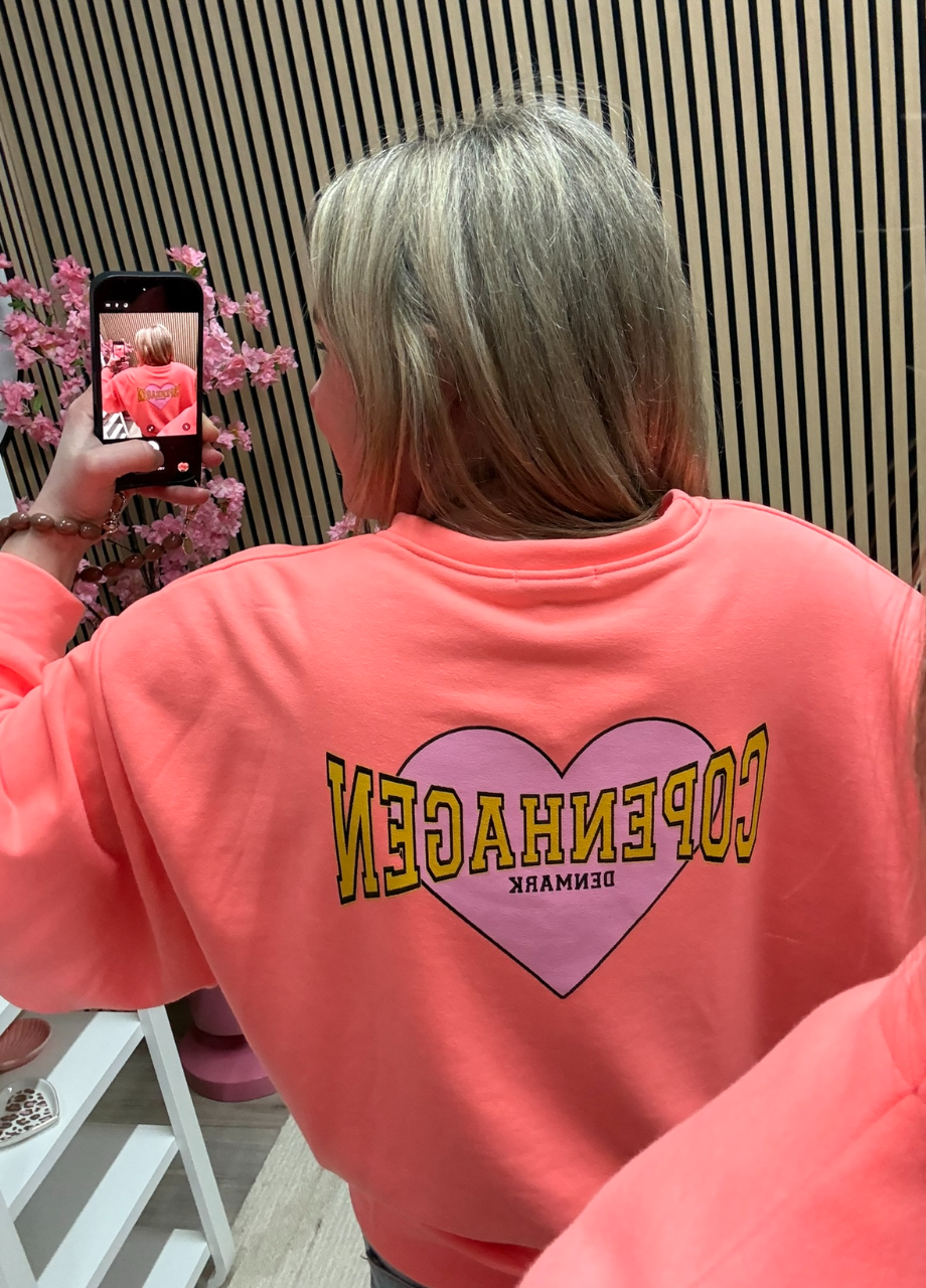 Neon oranje trui Copenhagen – oversized _ So Lucky (6) neon oranje sweater met grote copenhagen print op de achterkant – So Lucky