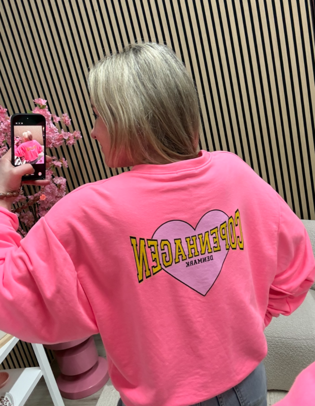 neon roze trui Copenhagen met groot hart op de achterkant – So Lucky