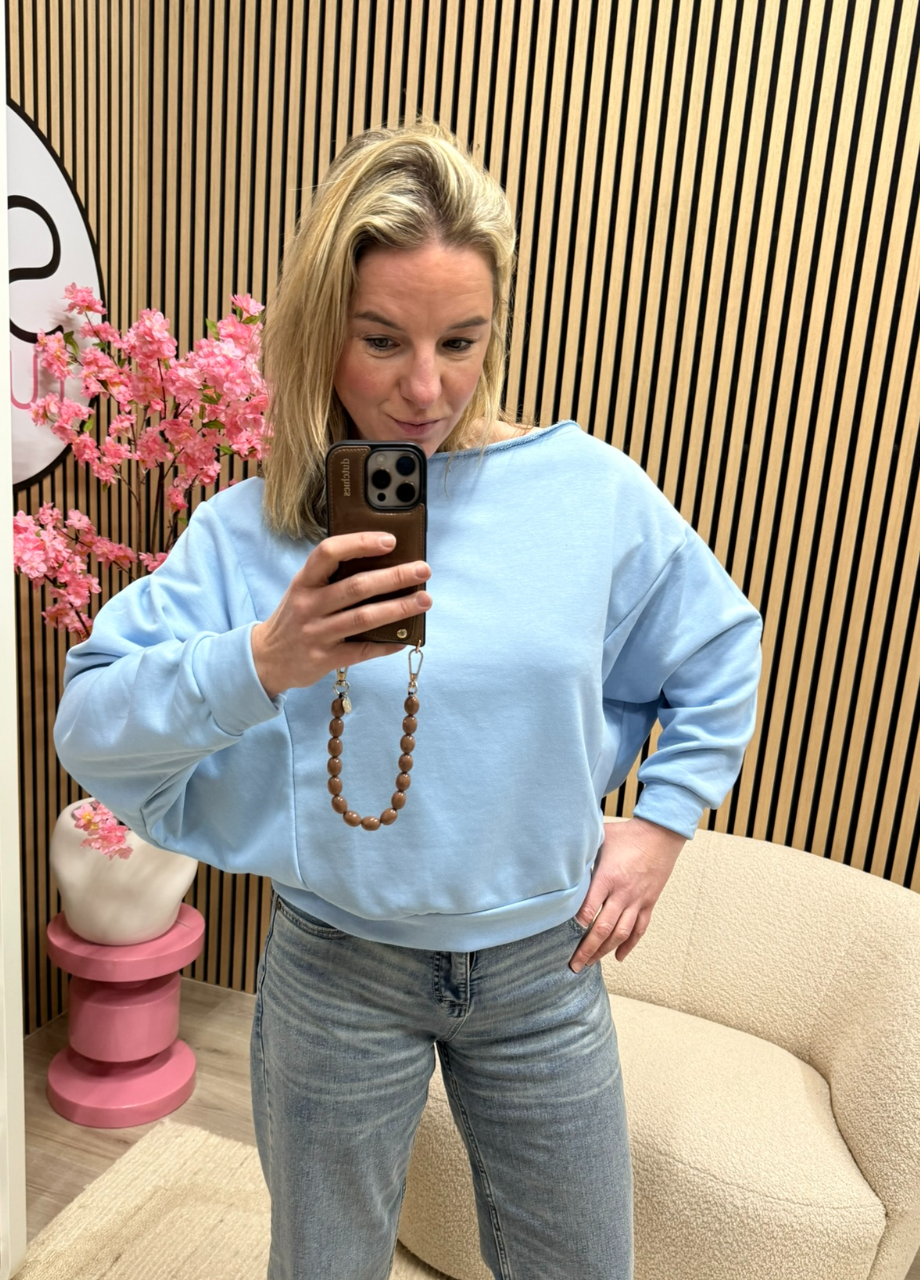 Off shoulder sweater (22) off shoulder sweater lichtblauw dames outfit op jeans – So Lucky