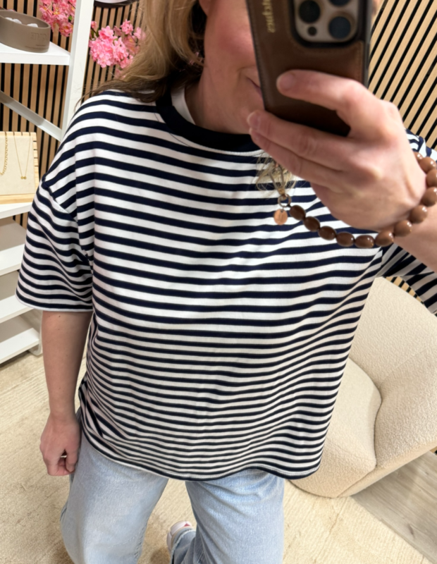 Model draagt gestreepte top Floor donkerblauw wit met mouwen tot de elleboog – So Lucky