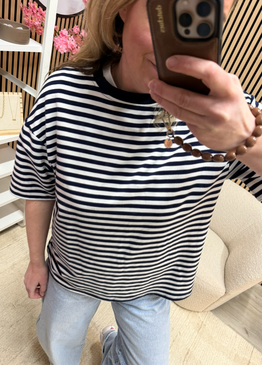 Model draagt gestreepte top Floor donkerblauw wit met mouwen tot de elleboog – So Lucky