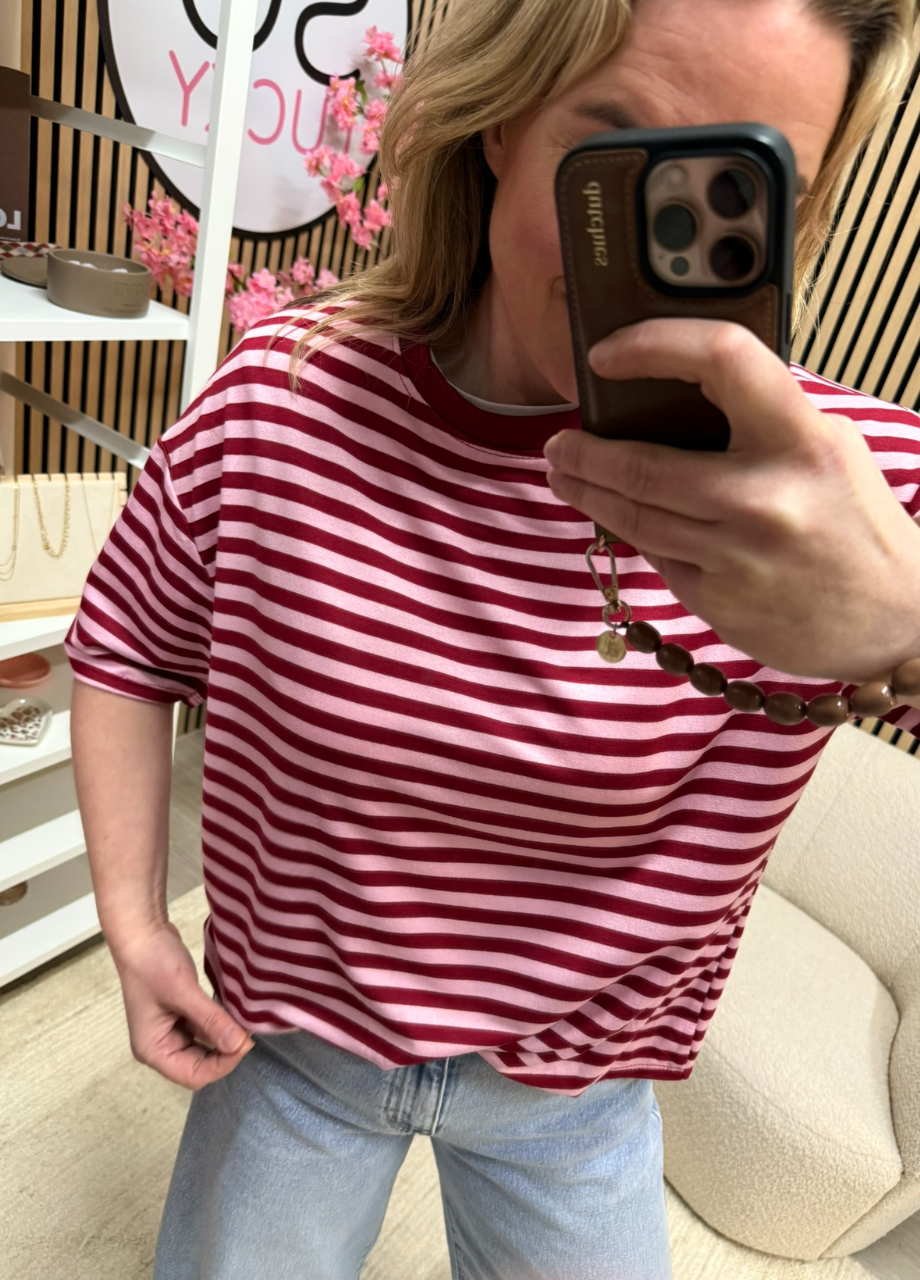 Model draagt gestreepte top Floor roze bordeaux op een jeans – So Lucky