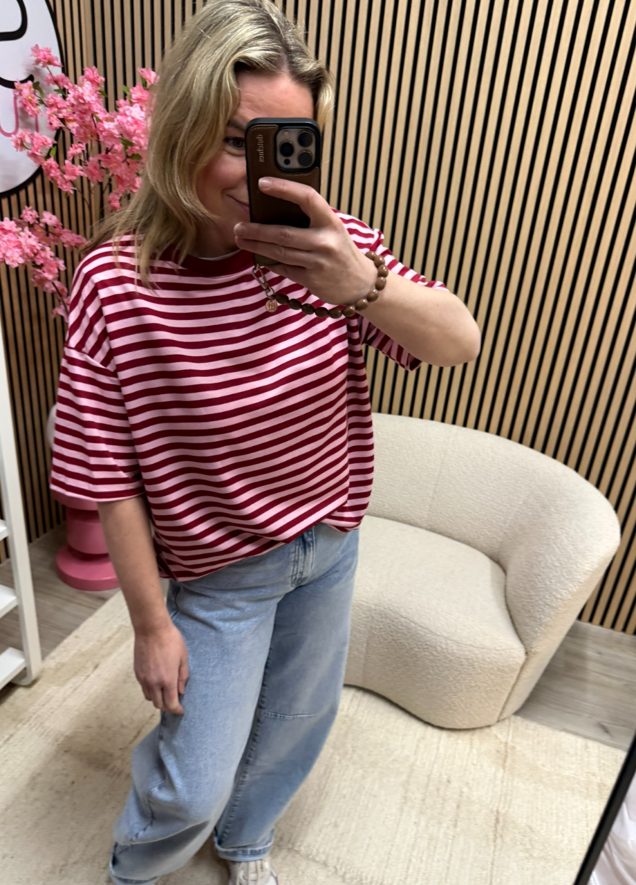 Model draagt gestreepte top Floor roze bordeaux detail van de strepen – So Lucky