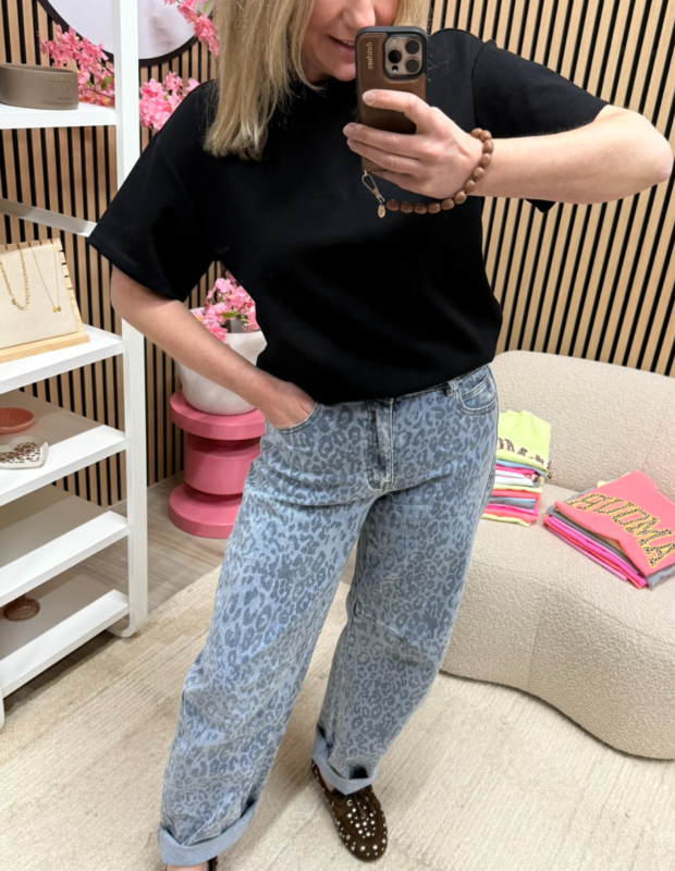 model draagt balloon jeans leopard blauw high waist met hoge taille – So Lucky