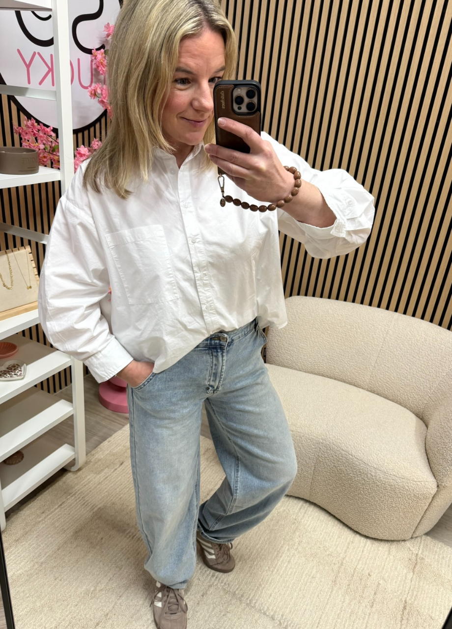 Barrel jeans lichtblauw – stretch dames (2) model draagt barrel jeans lichtblauw met witte blouse – So Lucky