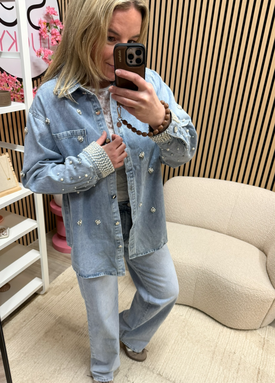 Denim blouse lichtblauw met parels – dames model draagt denim blouse lichtblauw met jeans – So Lucky