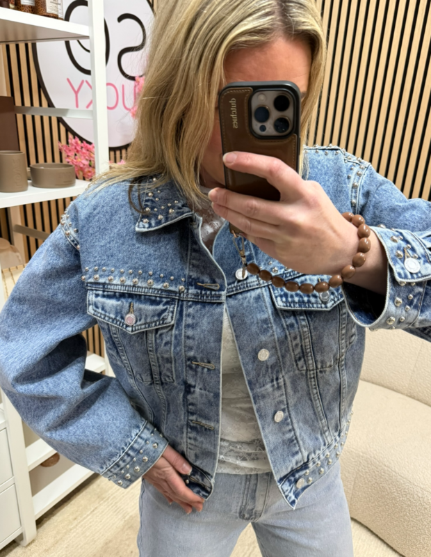 model draagt denim jack lichtblauw met studs – So Lucky