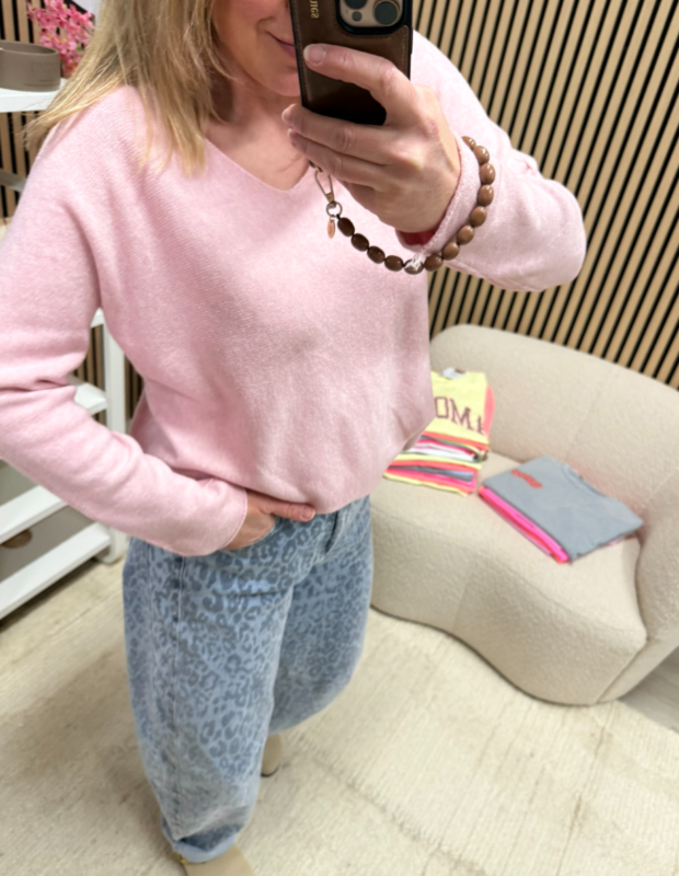 model draagt fijngebreide top lichtroze diepe V-hals op een jeans – So Lucky