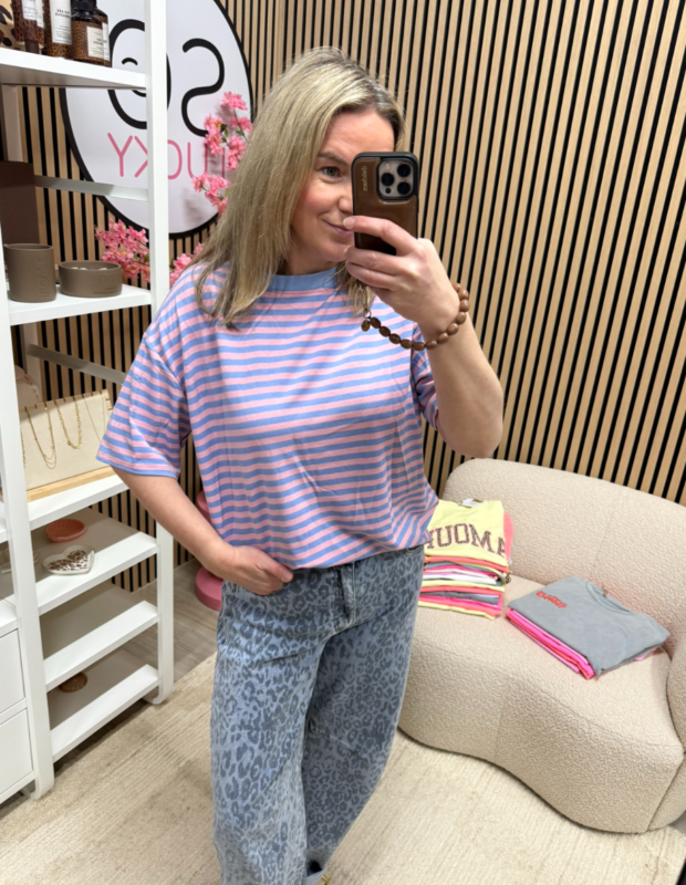 model draagt gestreepte top Floor lichtblauw roze korte mouw op een lichte jeans – So Lucky