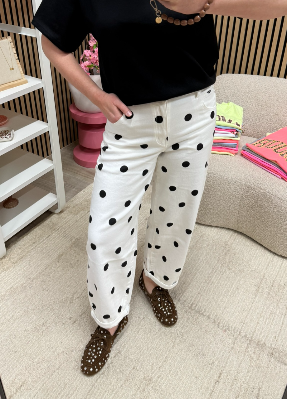 model draagt polka dot jeans balloon wit zwart gecombineerd met een zwart T-shirt – So Lucky