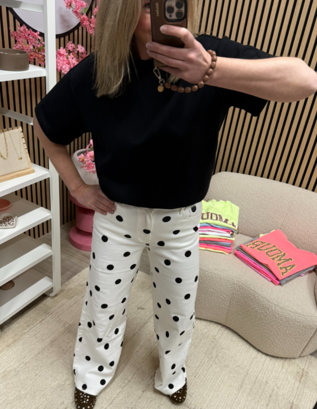 model draagt polka dot jeans balloon wit zwart gecombineerd met een T-shirt – So Lucky