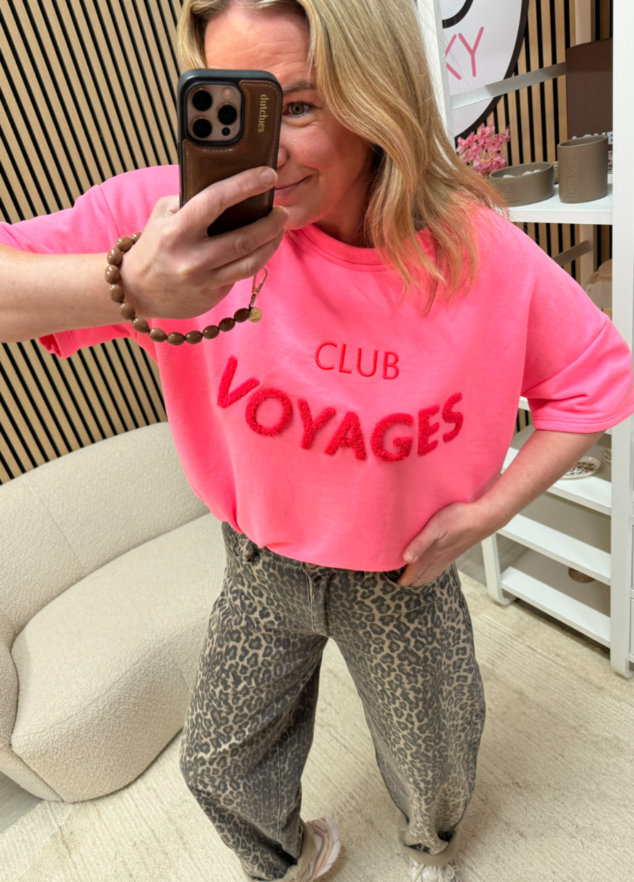 Sweater T-shirt Club Voyage neon roze op jeans – So Lucky