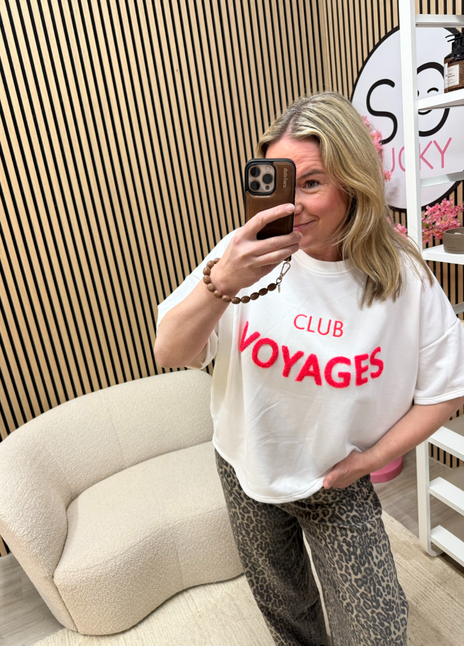 Sweater T-shirt Club Voyage wit detail Club Voyage opdruk – So Lucky
