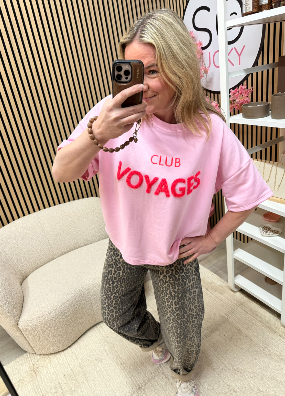 Sweater T-shirt Club Voyage roze detail Club Voyage opdruk – So Lucky