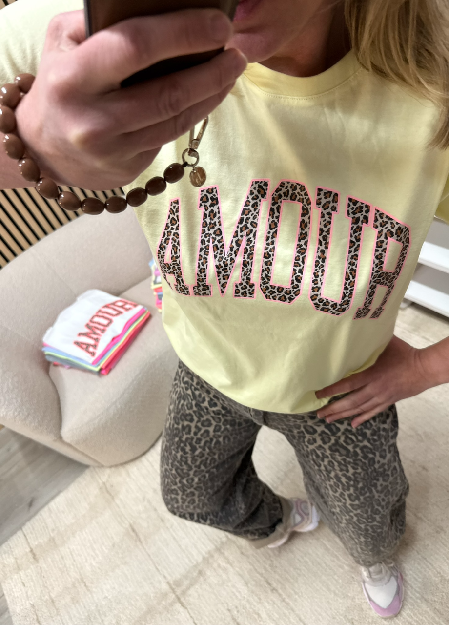 T-shirt Amour lichtgeel voorkant op model – So Lucky