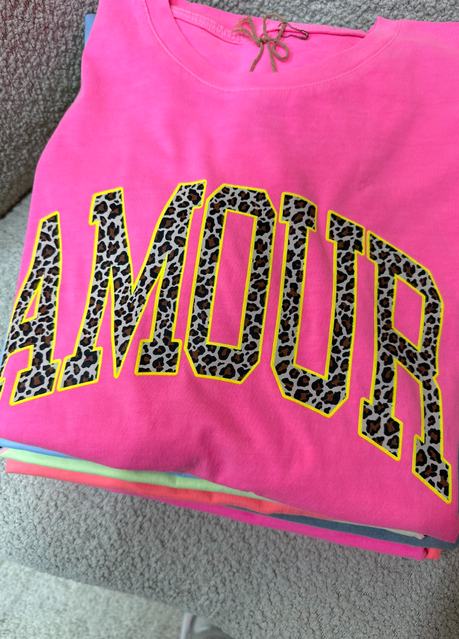 T-shirt Amour neon roze print op borst close-up – So Lucky