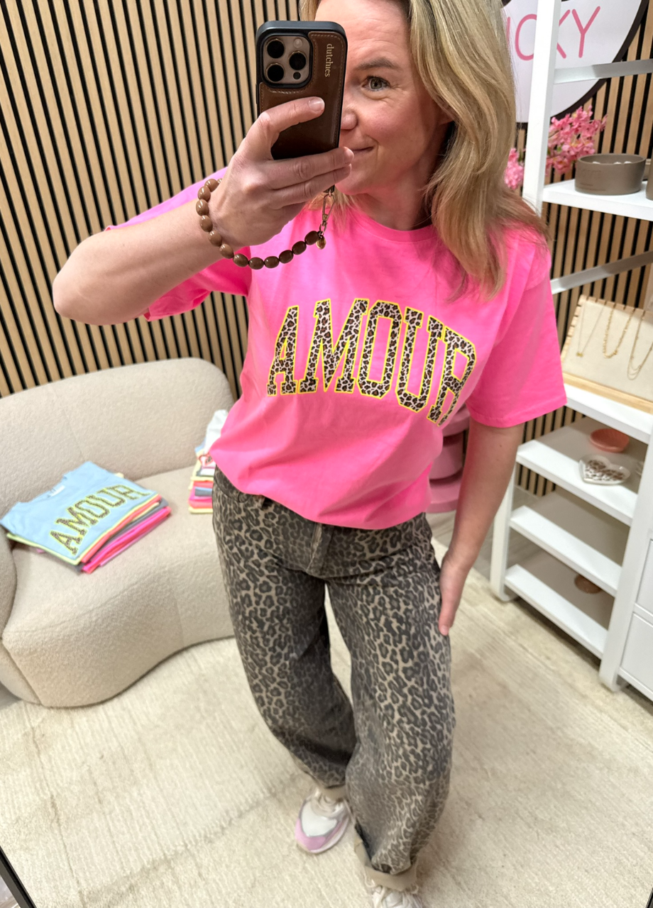 T-shirt Amour neon roze voorkant op model – So Lucky