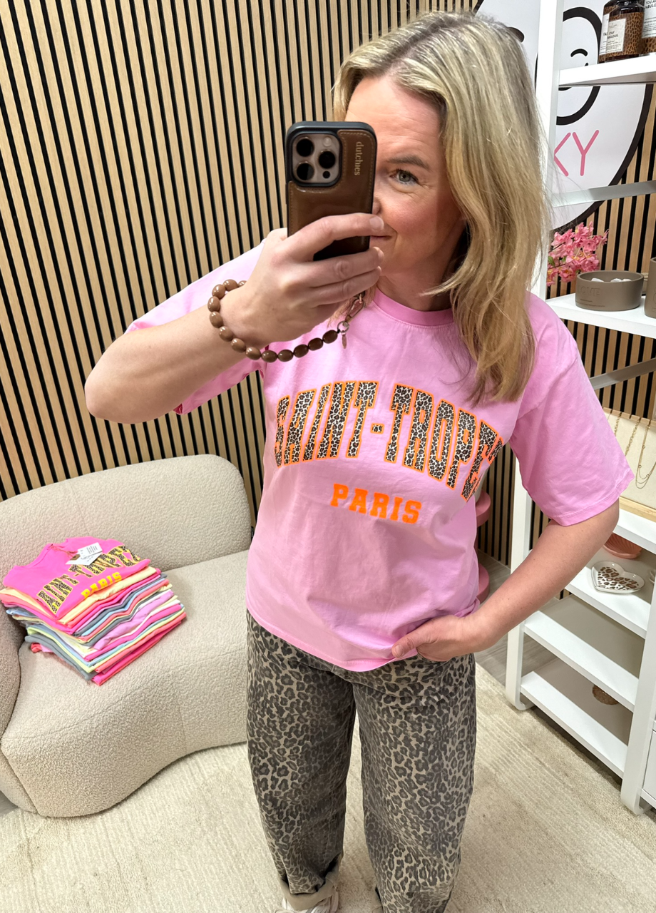 T-shirt met print Saint Tropez roze voorkant op model – So Lucky