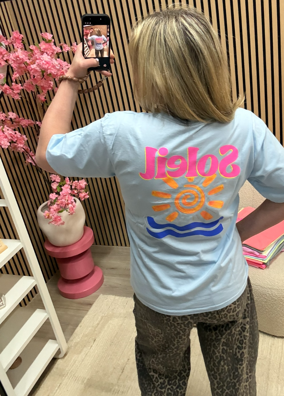 T-shirt Soleil lichtblauw – achterkant – So Lucky