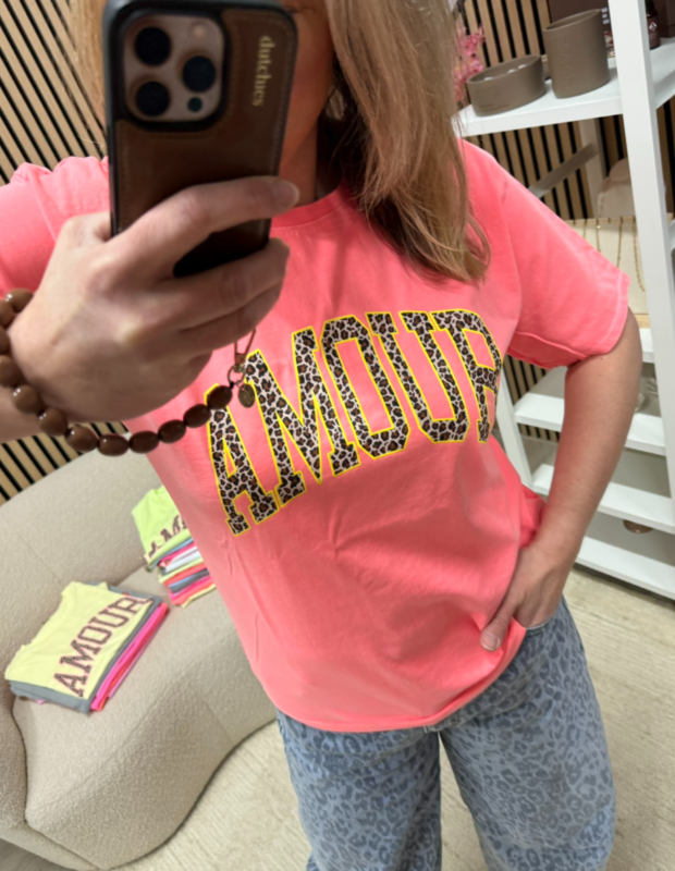 model draagt T-shirt met print Amour koraal op een jeans – So Lucky