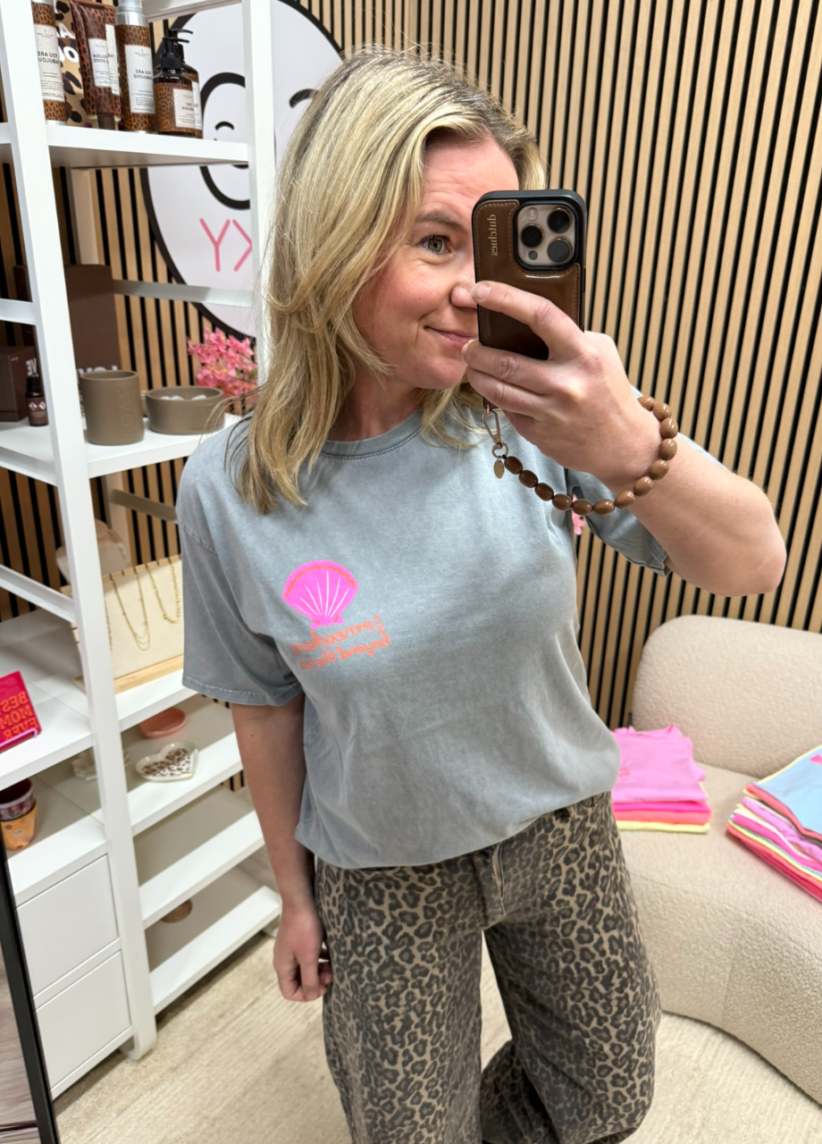 T-shirt met print somewhere beyond the sea grijs (2) T-shirt met print somewhere beyond the sea grijs – op een jeans gedragen – So Lucky