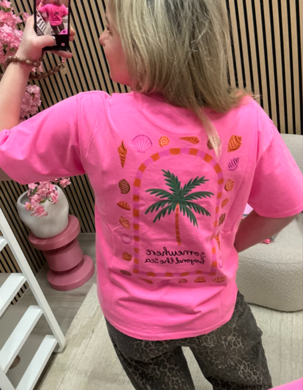 T-shirt met print somewhere beyond the sea neon roze – achterkant – So Lucky