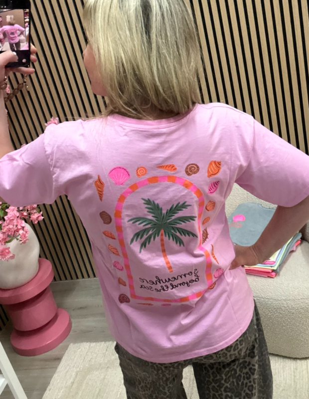 T-shirt met print somewhere beyond the sea roze – achterkant – So Lucky