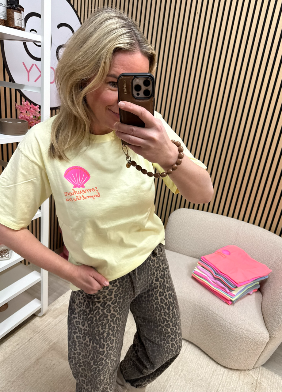T-shirt met print somewhere beyonf the sea (5) T-shirt met print somewhere beyond the sea geel – op een jeans gedragen – So Lucky