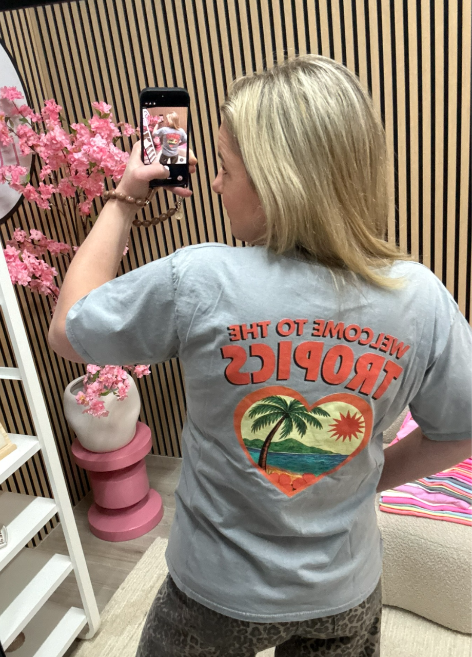 T-shirt Welcome to the tropics grijs – achterkant – So Lucky