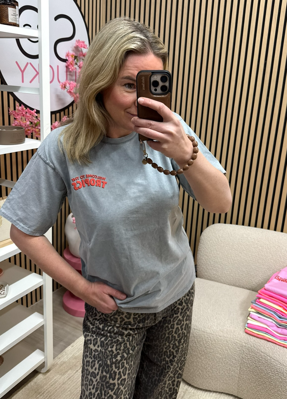 T-shirt Welcome to the tropics grijs – voorkant – So Lucky