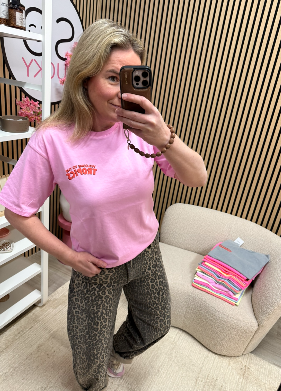 T-shirt print welcome to the tropics (7) T-shirt Welcome to the tropics roze – voorkant – So Lucky