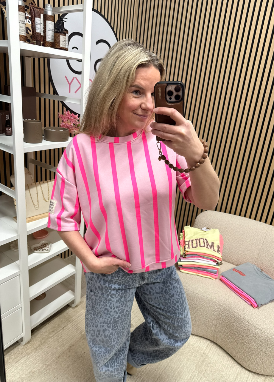 model draagt sweater t-shirt strepen roze neonroze op een jeans – So Lucky