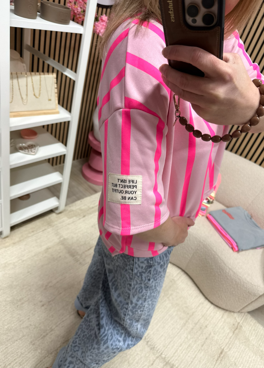 model draagt sweater t-shirt strepen roze neonroze detail van de patch – So Lucky