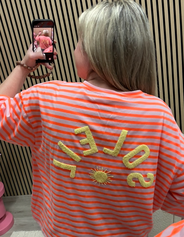 Detailfoto van de stof van het Oversized streepjes T-shirt Soleil neon oranje lichtroze – So Lucky