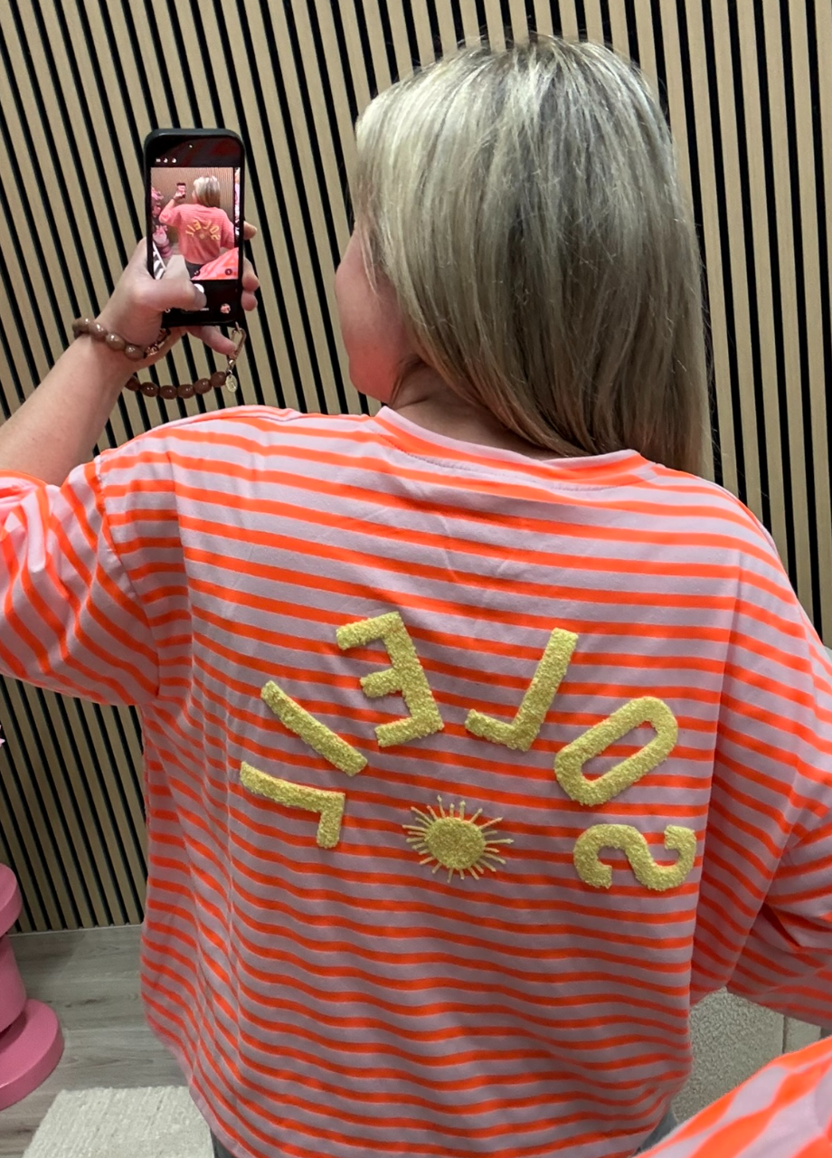 Detailfoto van de stof van het Oversized streepjes T-shirt Soleil neon oranje lichtroze – So Lucky