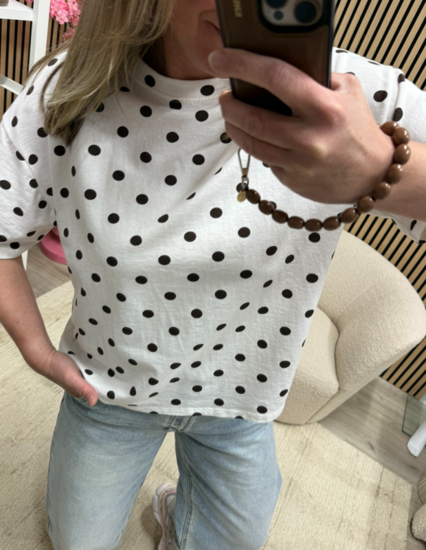 Model draagt de Polka dots T-shirt wit boxy fit op een jeans – So Lucky