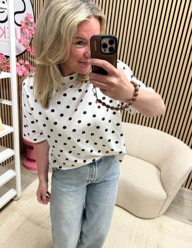 Witte Polka dots T-shirt boxy fit gecombineerd met denim – So Lucky