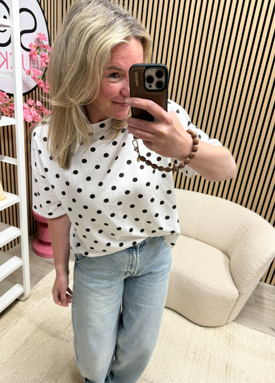 Polka dots T-shirt – wit – boxy fit Witte Polka dots T-shirt boxy fit gecombineerd met denim – So Lucky