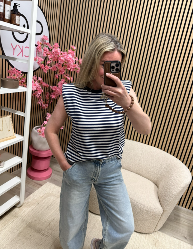 Model draagt de Gestreepte top Milou donkerblauw wit op een jeans – So Lucky