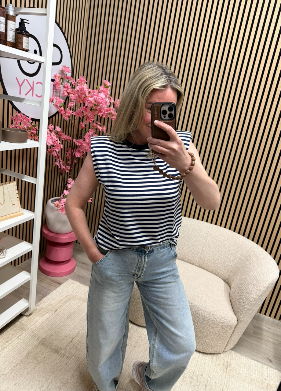 Model draagt de Gestreepte top Milou donkerblauw wit op een jeans – So Lucky