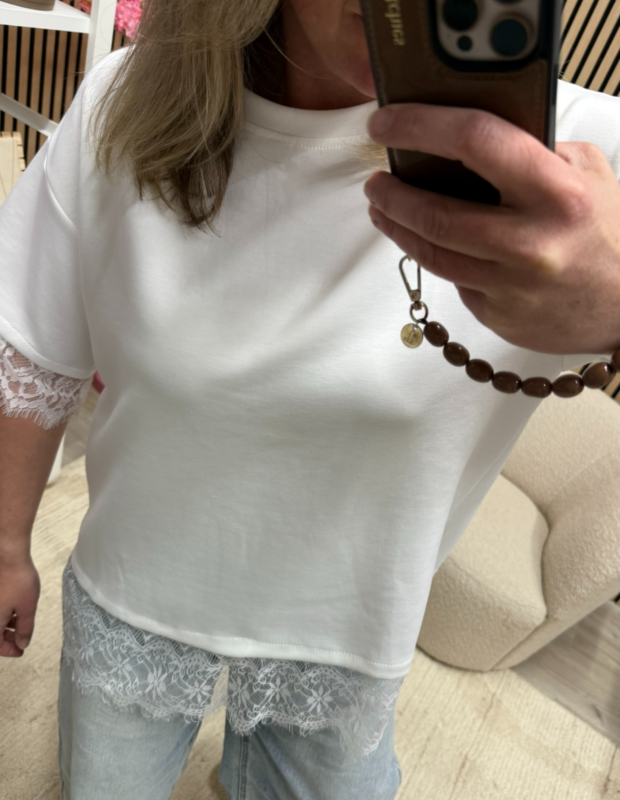Witte Lace T-shirt met kanten details en korte mouw – So Lucky