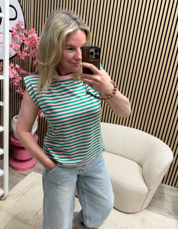 Model draagt de Gestreepte top Milou groen roze op een jeans – So Lucky