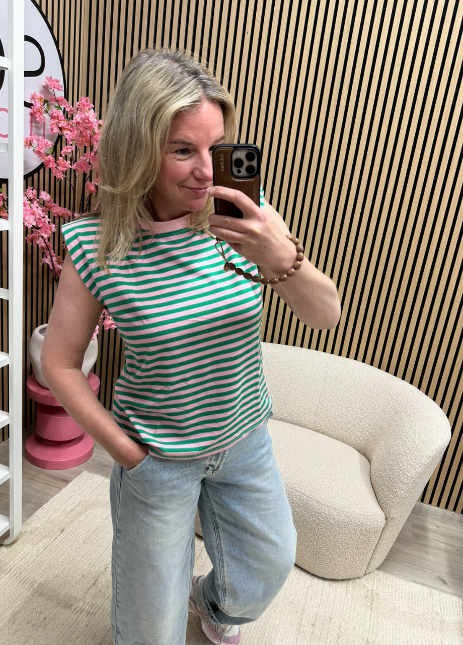 Gestreepte top Milou – groen/roze Model draagt de Gestreepte top Milou groen roze op een jeans – So Lucky