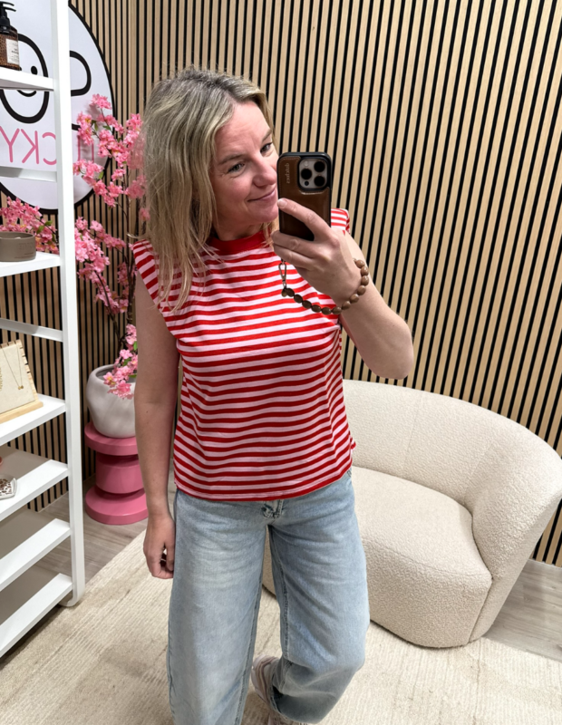 Model draagt de Gestreepte top Milou rood roze op een jeans – So Lucky