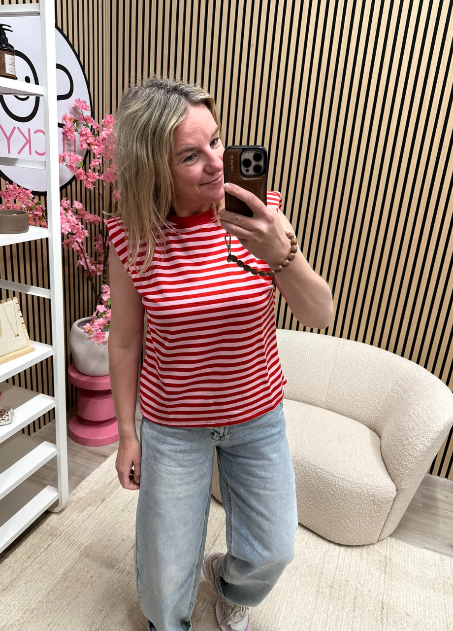 Gestreepte top Milou – rood/roze Model draagt de Gestreepte top Milou rood roze op een jeans – So Lucky