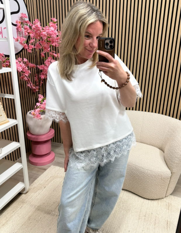 Lace T-shirt wit gecombineerd met denim – So Lucky